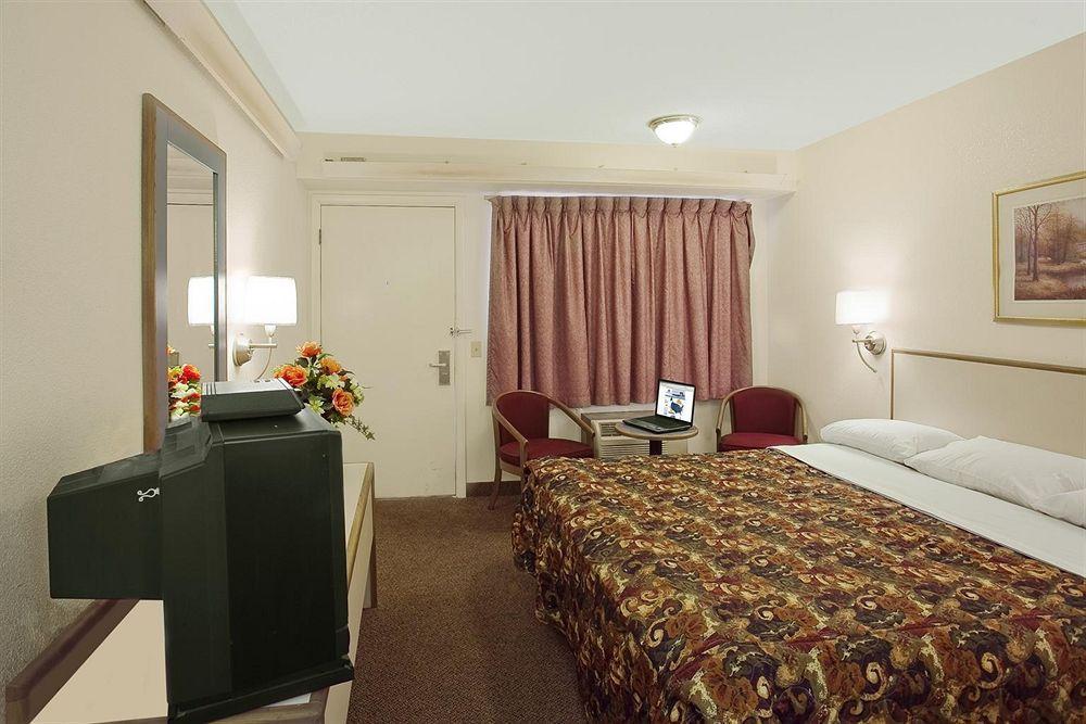 Americas Best Value Inn-Pittsburgh Airport Coraopolis Екстериор снимка