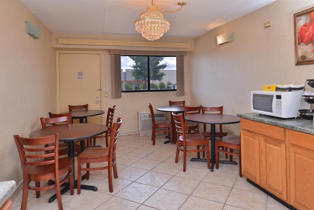 Americas Best Value Inn-Pittsburgh Airport Coraopolis Екстериор снимка