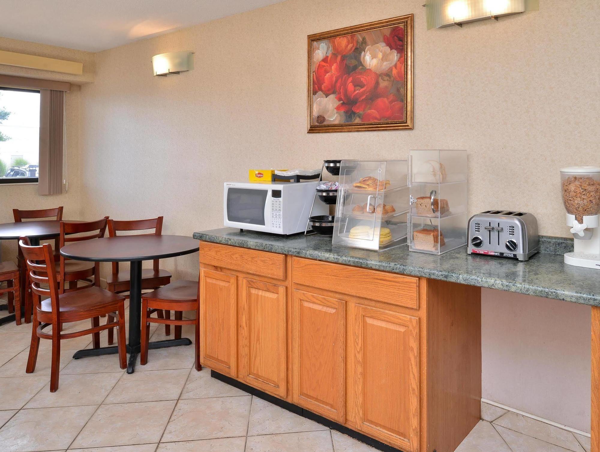 Americas Best Value Inn-Pittsburgh Airport Coraopolis Екстериор снимка